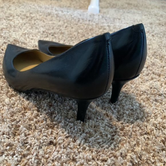 Nine West low black heels - Picture 2 of 3
